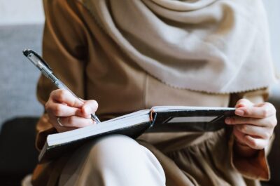 Frau schreibt ihre Finanzen in ein Buch