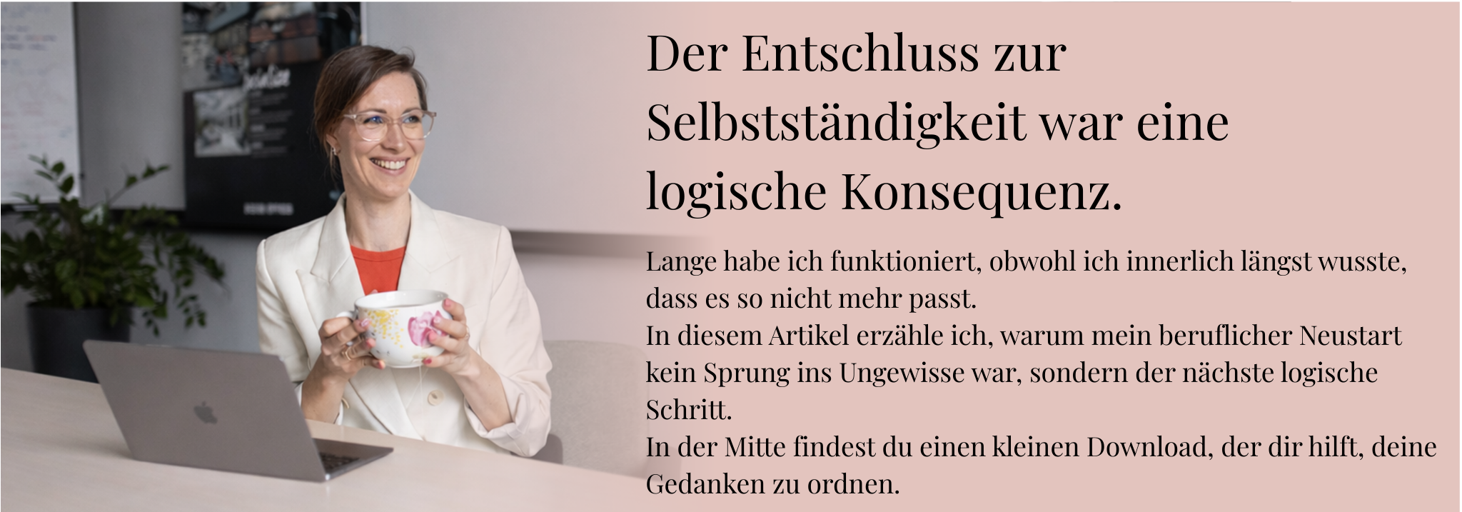 Janine Frank Projektmanagement Janine Frank sitzt mit einer großen Tee-Tasse an einem hellen Schreibtisch vor ihrem Laptop und schaut freundlich zur Seite.