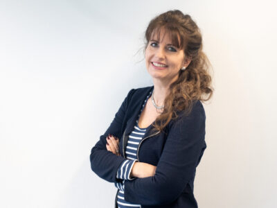 Die Markenbildnerin mit verschränkten Armen vor dem Oberkörper