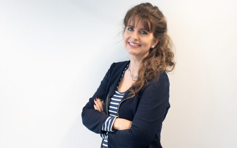 Ursula Paulick Die Markenbildnerin mit verschränkten Armen vor dem Oberkörper