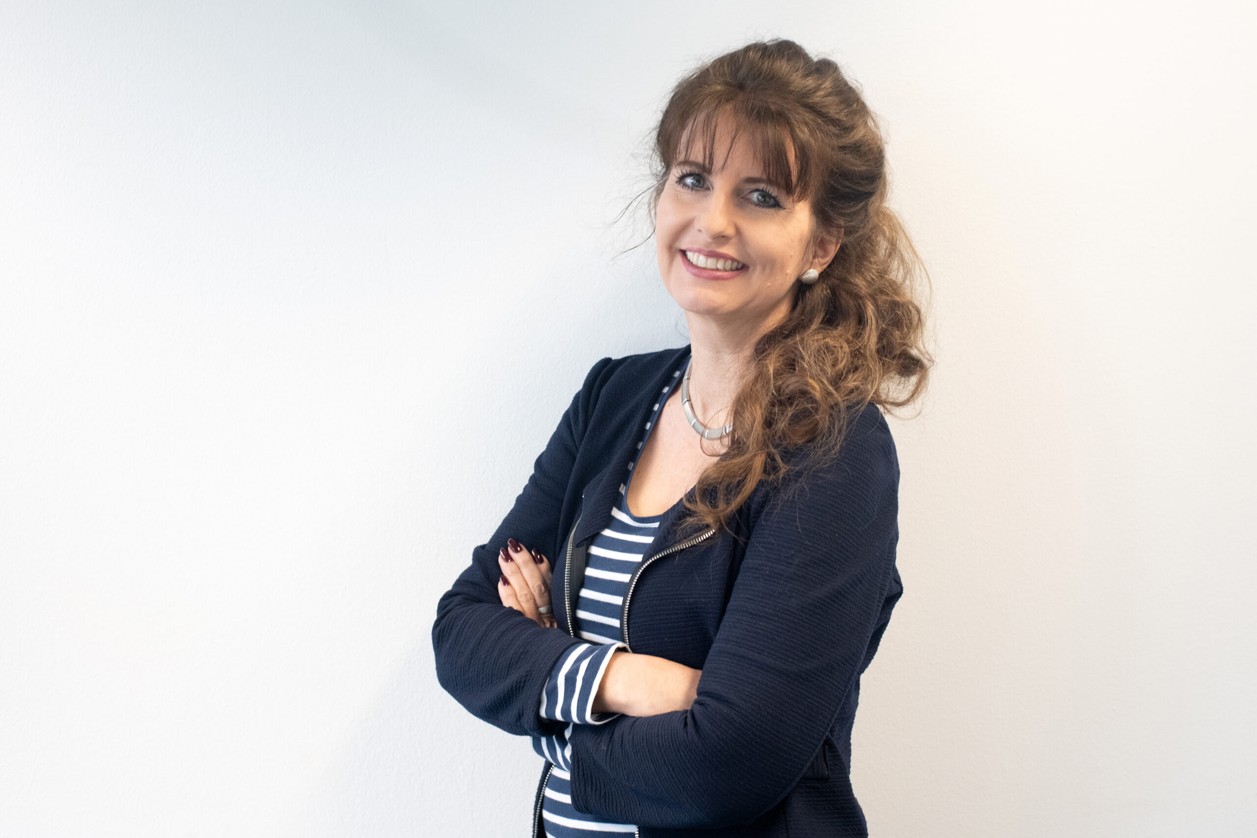 Ursula Paulick Die Markenbildnerin mit verschränkten Armen vor dem Oberkörper