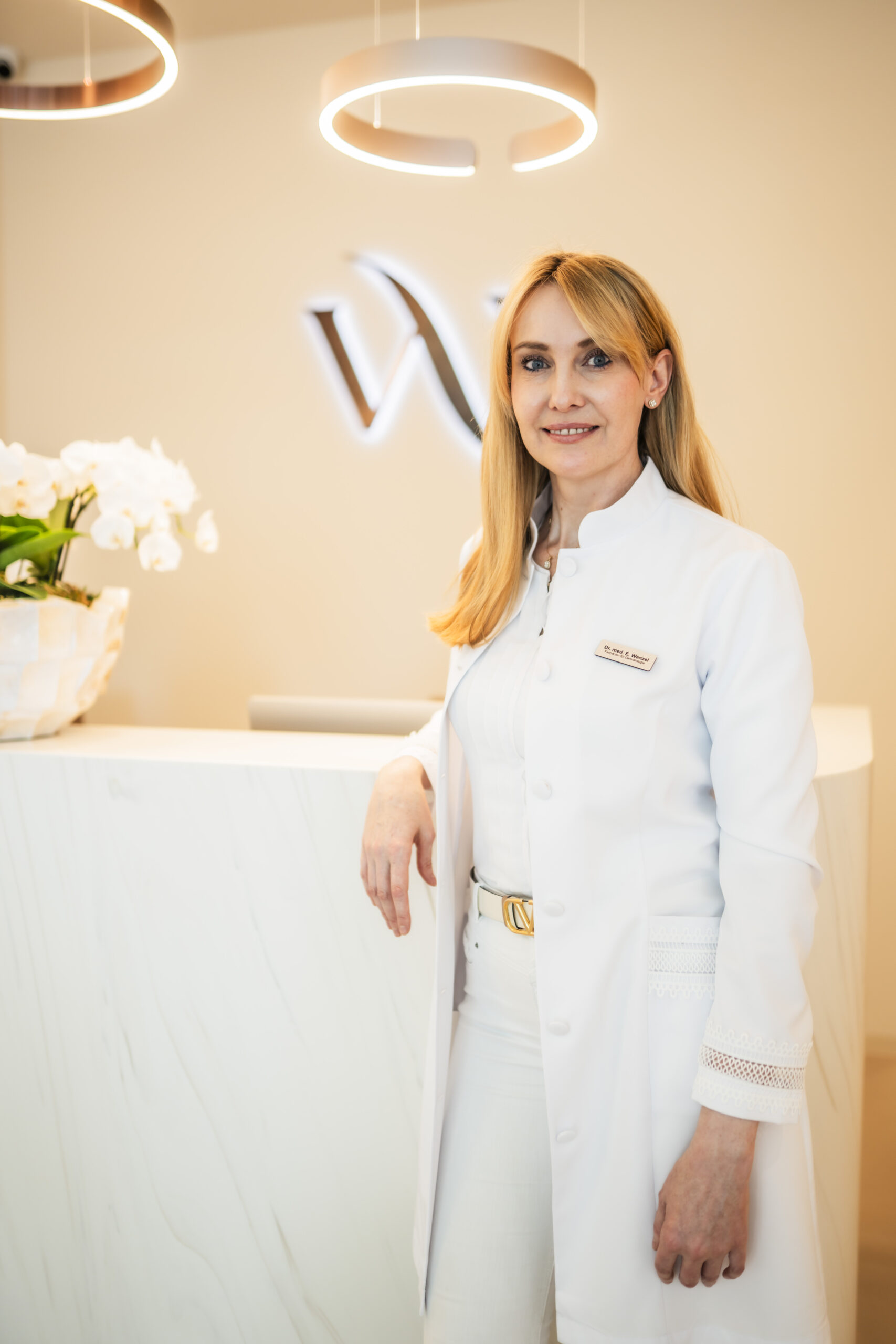 Dr. Wenzel schaut freundlich in die Kamera