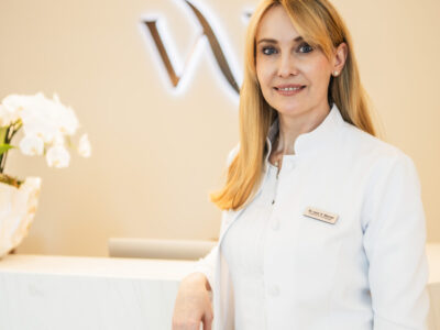 Dr. Wenzel schaut freundlich in die Kamera