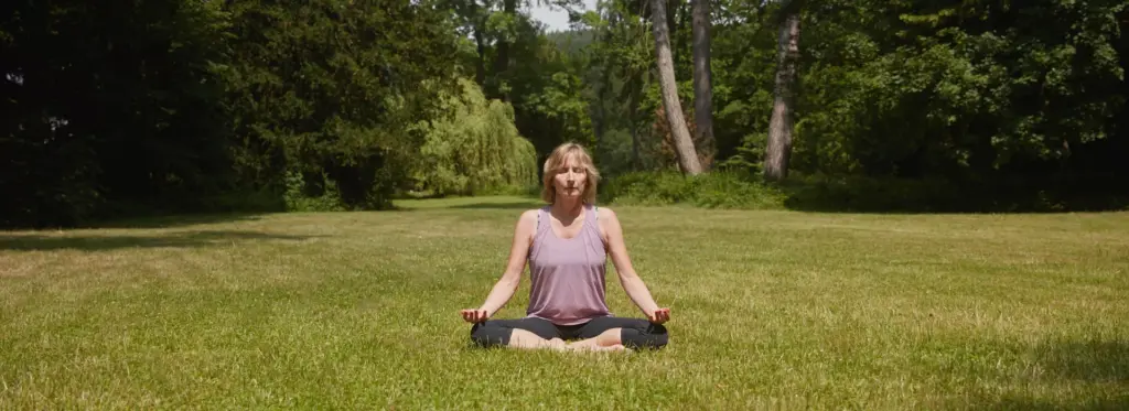 Ute Simon Ute Simon meditiert auf einer Wiese
