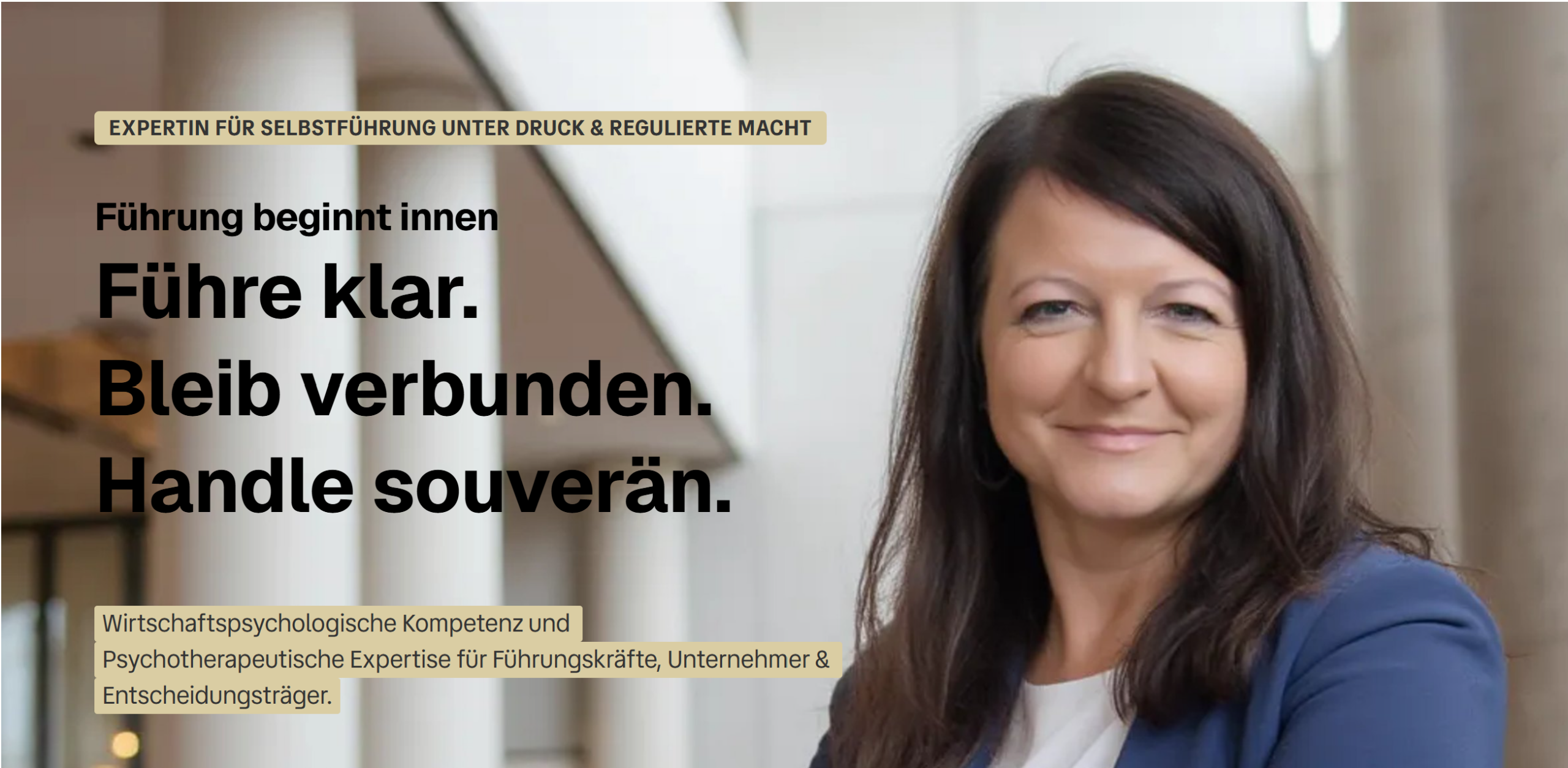 Dr. Anja Ozik-Scharf schaut freundlich in die Kamera