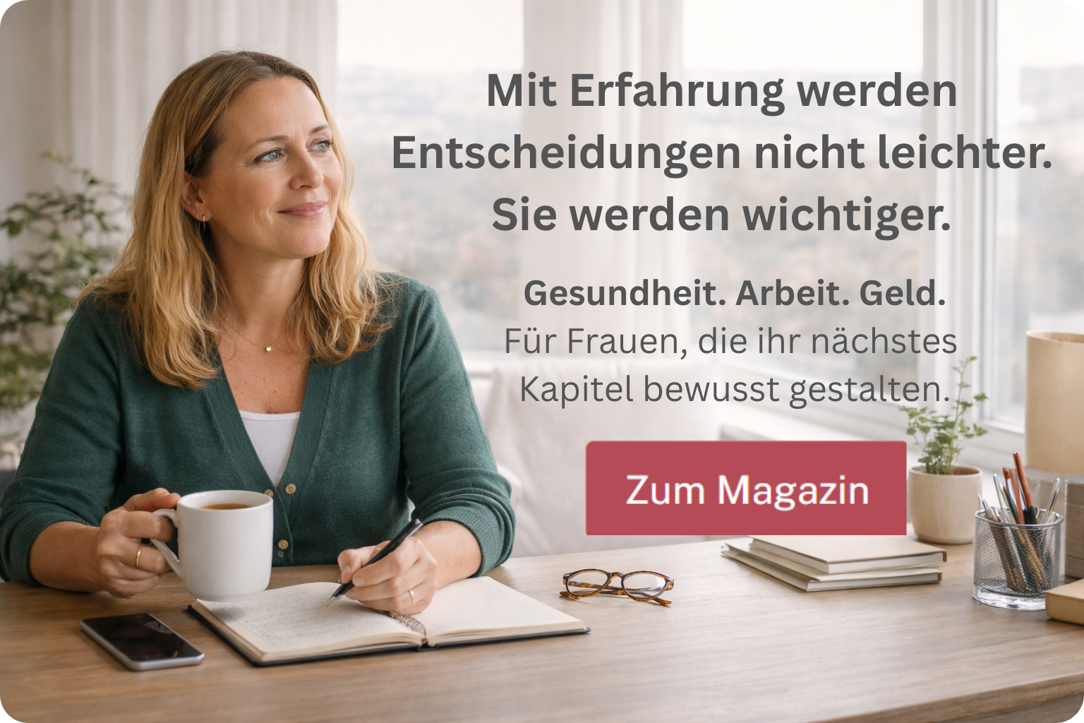 Herobild shine Frau schaut zur Seite und überlegt mit Kaffeetasse in der Hand und Stift