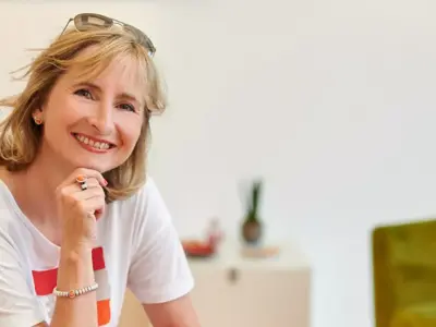 Ute Simon Ute Simon schaut freundlich lächelnd in die Kamera