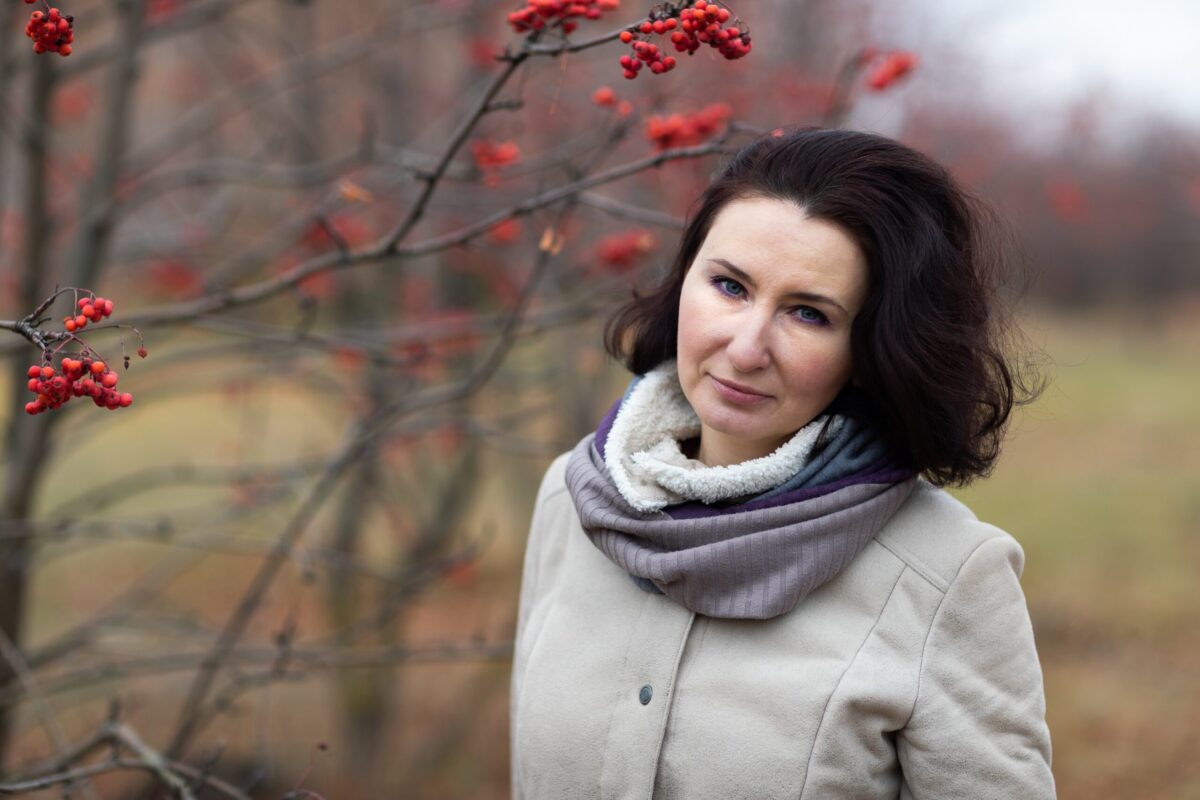 Frau in den Wechseljahren schaut traurig in die Kamera