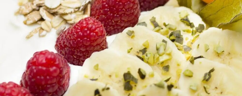 Frühstück mit Proteinen und Obst