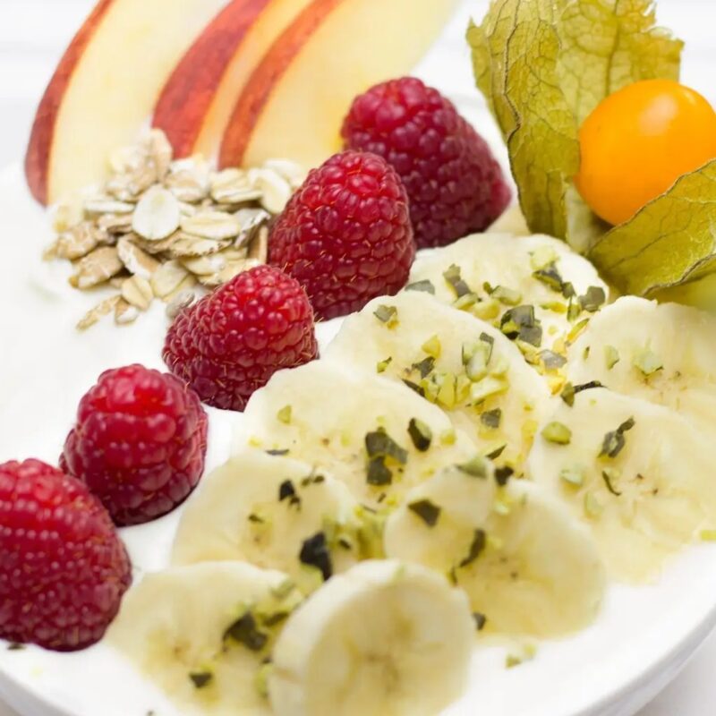 Frühstück mit Proteinen und Obst