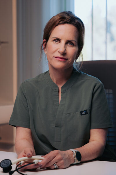 Dr. Claudia Kettler berät Frauen in den Wechseljahren Dr. Claudia Kettler sitzt in ihrer Arztpraxis und schaut in die Kamera