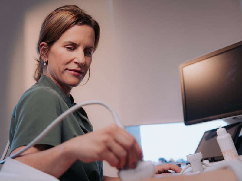 Dr. Claudia Kettler hilft Frauen in den Wechseljahren mit verschiedenen Methoden Dr. Claudia Kettler behandelt eine Frau mit dem Ultraschallgerät