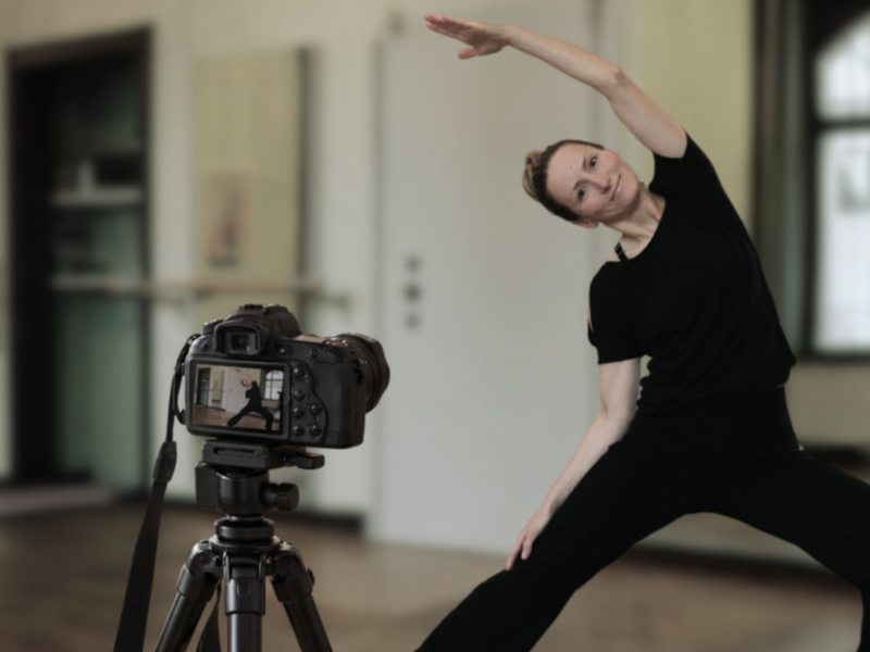 Jana Kinback lächelt in die Kamera Jana Kinback übt Pilates