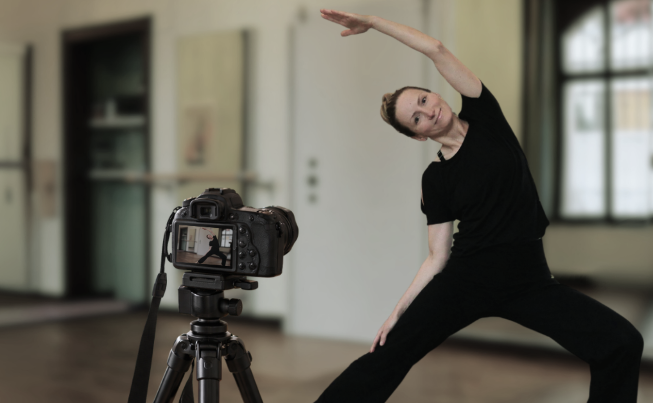 Jana Kinback lächelt in die Kamera Jana Kinback übt Pilates