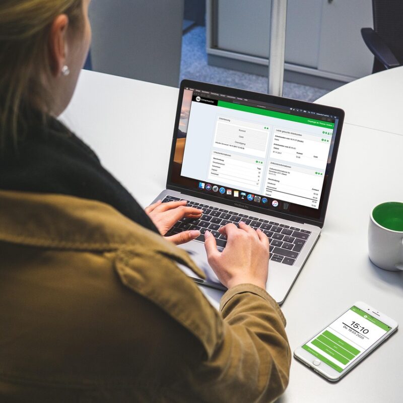 Selbständige Frau blickt auf ihren Laptop