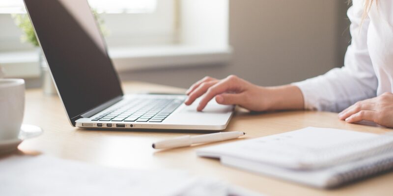 Frau arbeitet am Laptop Frau am Laptop