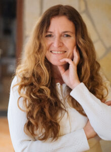 Andrea Eigel als Expertin für Positionierung Andrea Eigel nachdenklich mit Hand am Kinn