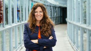 Andrea Eigel mit verschränkten rmen lächelt in die Kamera