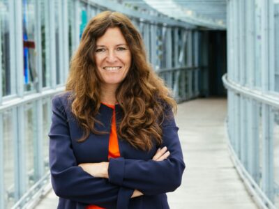 Andrea Eigel mit verschränkten rmen lächelt in die Kamera