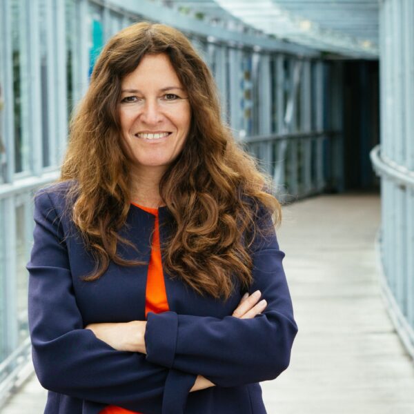 Andrea Eigel Expertin für Neustart Andrea Eigel mit verschränkten rmen lächelt in die Kamera