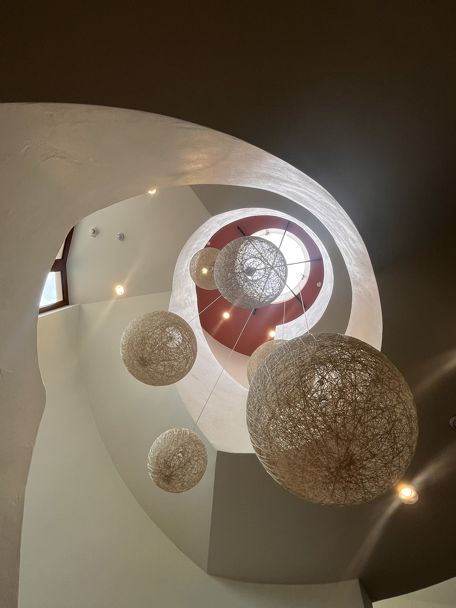 Hotel Mosers Blume Designelemente Blick ins offene Treppenhaus mit Design-Elementen