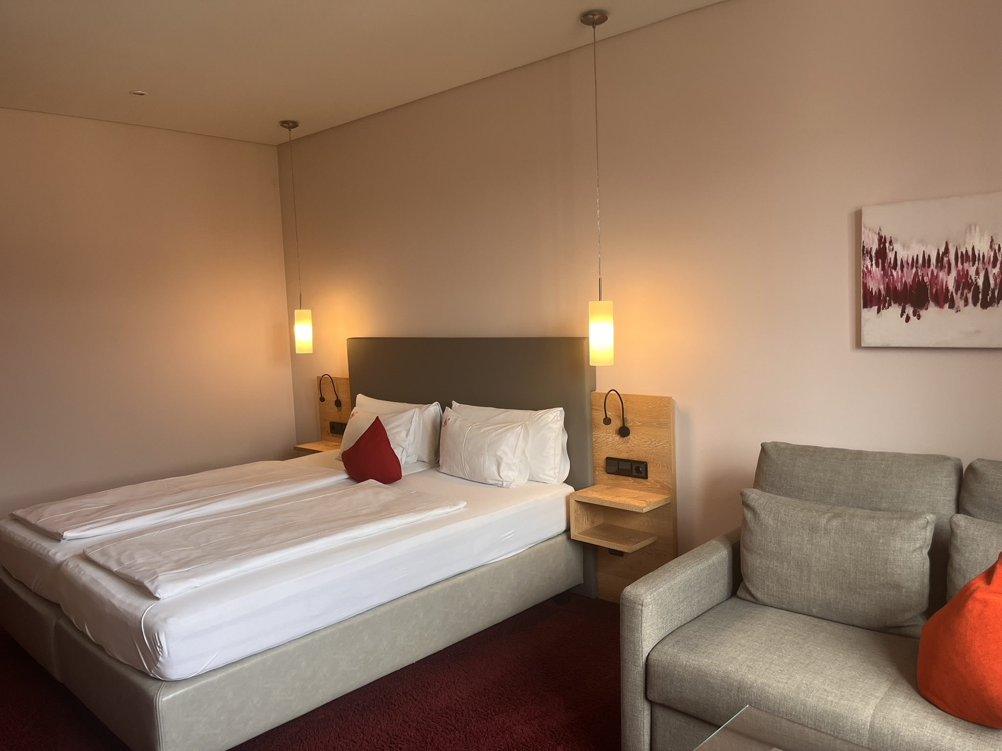 Hotel Mosers Blume Zimmer Gemütliches Doppelbett im neuen Teil des Hotels