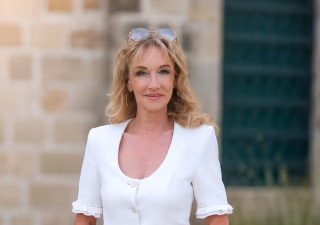 Anja Krüger lächelt freundich in die Kamera