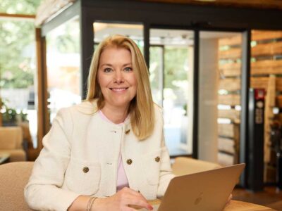 Katharina Dauenhauer schaut fröhlich in die Kamera