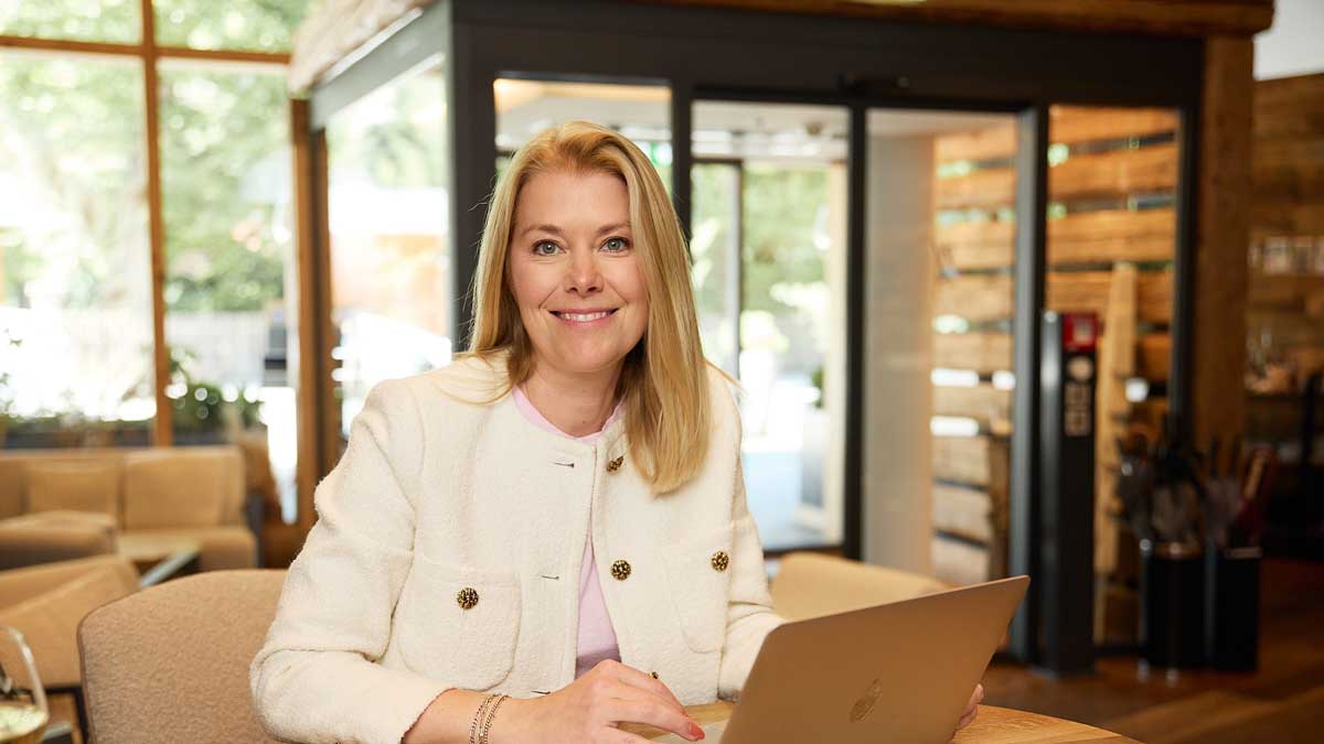 Katharina Dauenhauer schaut fröhlich in die Kamera