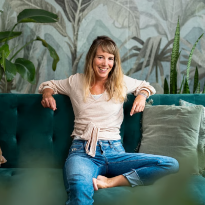 Anne-Claire Kowald sitzt gemütlich auf dem Sofa