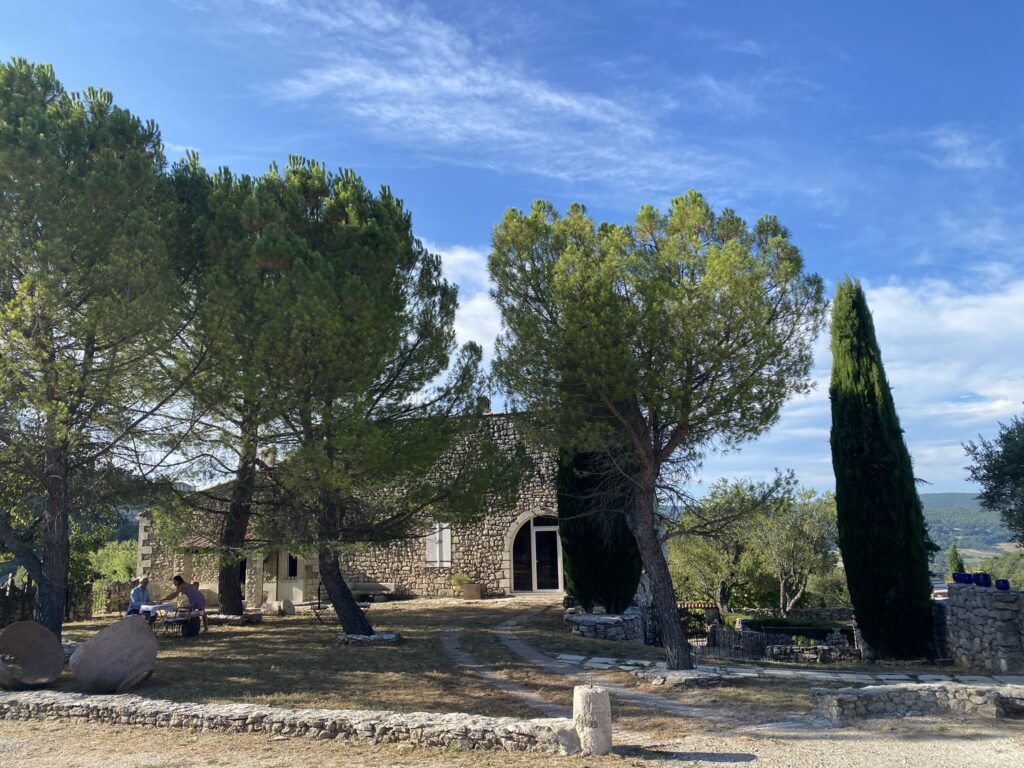 Schöner alter Hof in der Provence