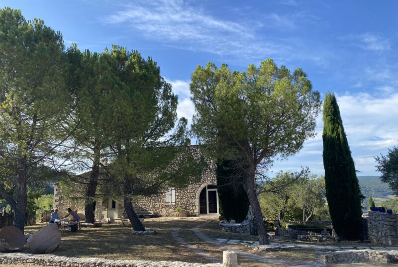 Schöner alter Hof in der Provence