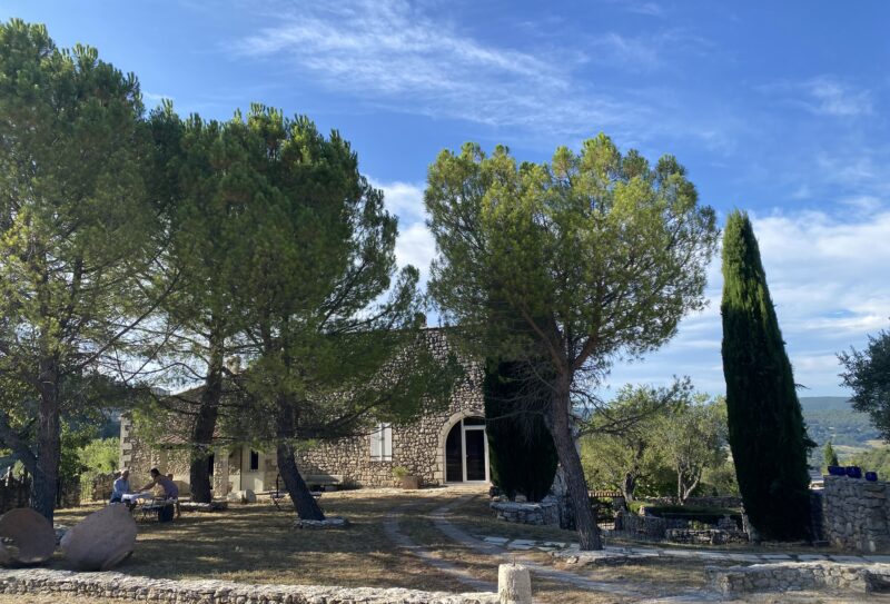 Schöner alter Hof in der Provence